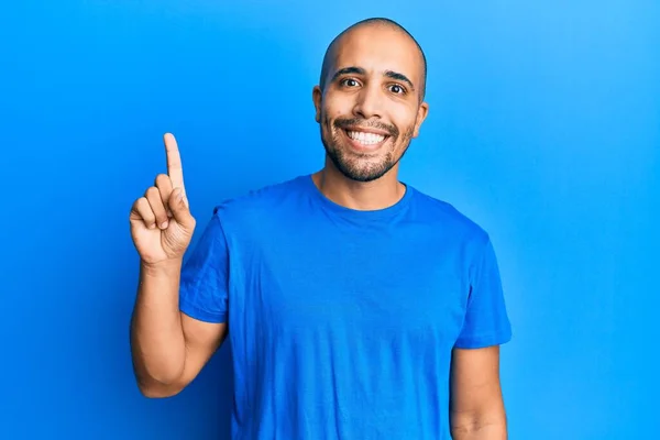 Sıradan Mavi Tişört Giyen Spanyol Bir Adam Bir Fikir Veya — Stok fotoğraf