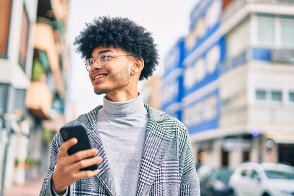 Ung Afrikansk Amerikansk Affärsman Ler Glad Med Smartphone Stan — Stockfoto