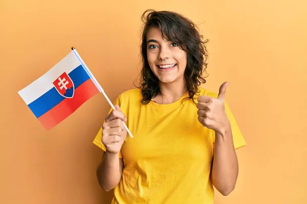 Jonge Spaanse Vrouw Houdt Slowakije Vlag Glimlachend Gelukkig Positief Duim — Stockfoto