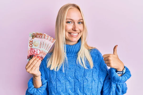Ung Blond Flicka Med 100 Nya Zealand Dollar Sedel Ler — Stockfoto