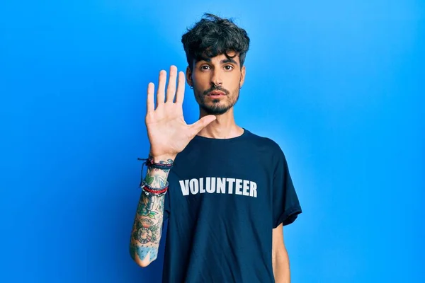 Gönüllü Tişört Giyen Spanyol Genç Adam Avucunun Içi Gibi Şarkı — Stok fotoğraf