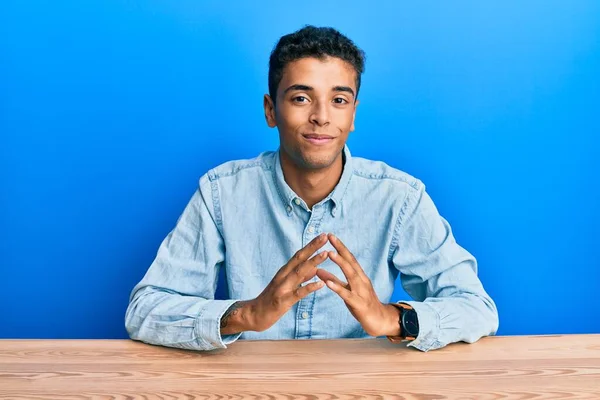 Ung Vacker Afrikansk Amerikan Man Bär Casual Kläder Sitter Bordet — Stockfoto