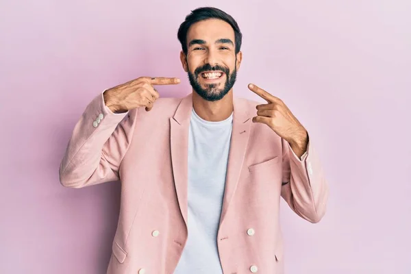 Junger Hispanischer Mann Business Jacke Fröhlich Lächelnd Und Mit Fingern — Stockfoto