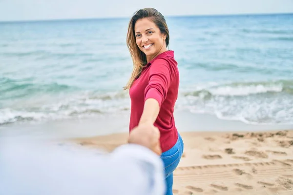 美しいです中年女性保持手とともに夫でビーチで 愛の中で幸せな笑顔方法をリード — ストック写真