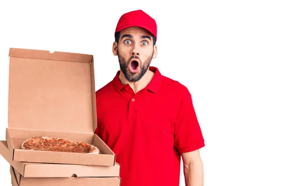 Sakallı Yakışıklı Adam Teslimat Üniforması Giyiyor Elinde Pizza Kutularıyla Korkmuş — Stok fotoğraf