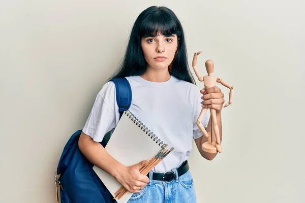 Jonge Spaanse Kunst Student Meisje Met Houten Pop Notebook Ontspannen — Stockfoto