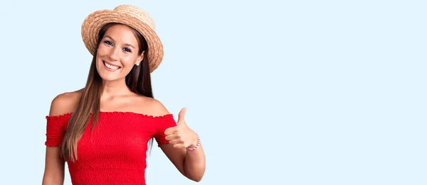 Joven Hermosa Mujer Hispana Con Sombrero Verano Sonriendo Feliz Positivo —  Fotos de Stock