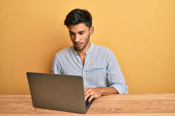 Ofiste Çalışan Genç Yakışıklı Bir Adam Dizüstü Bilgisayarda Çalışıyor Düşünme — Stok fotoğraf