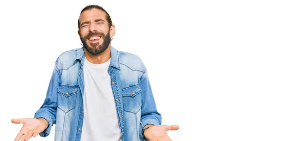 Hombre Atractivo Con Pelo Largo Barba Con Chaqueta Vaquera Casual —  Fotos de Stock