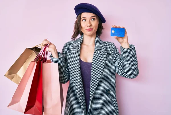 Ung Vacker Kvinna Bär Basker Med Shoppingväskor Och Kreditkort Leende — Stockfoto