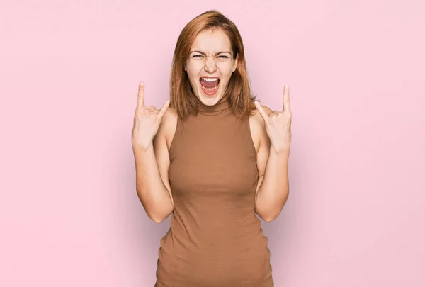 Young Caucasian Woman Wearing Casual Clothes Shouting Crazy Expression Doing — Stock Photo, Image