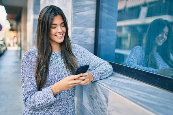 Νεαρή Όμορφη Ισπανόφωνη Κοπέλα Χαμογελώντας Ευτυχισμένη Χρησιμοποιώντας Smartphone Στην Πόλη — Φωτογραφία Αρχείου