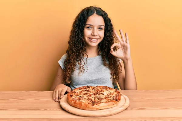 Adolescente Ragazza Ispanica Mangiare Pizza Italiana Facendo Segno Con Dita — Foto Stock