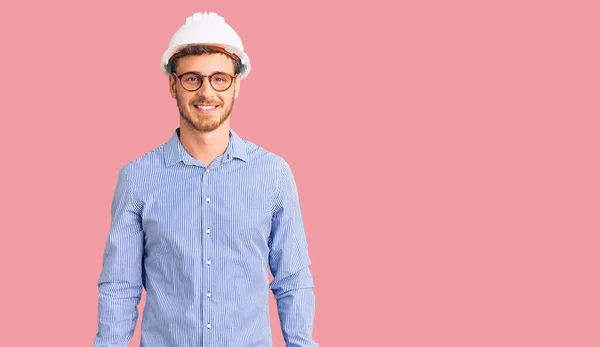 Hombre Joven Guapo Con Oso Usando Hardhat Arquitecto Mirando Positivo —  Fotos de Stock