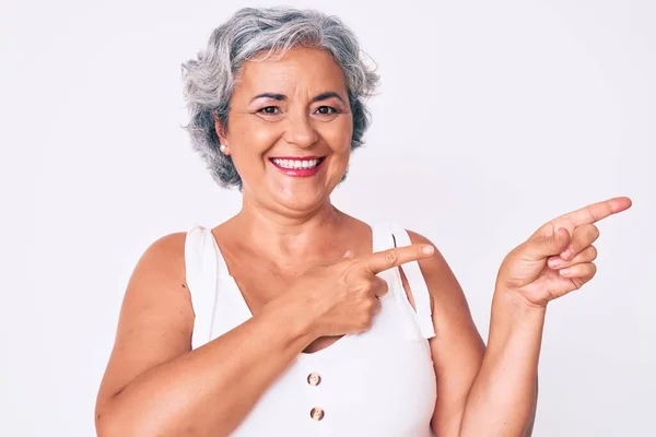 Mulher Hispânica Sênior Vestindo Roupas Casuais Sorrindo Olhando Para Câmera — Fotografia de Stock