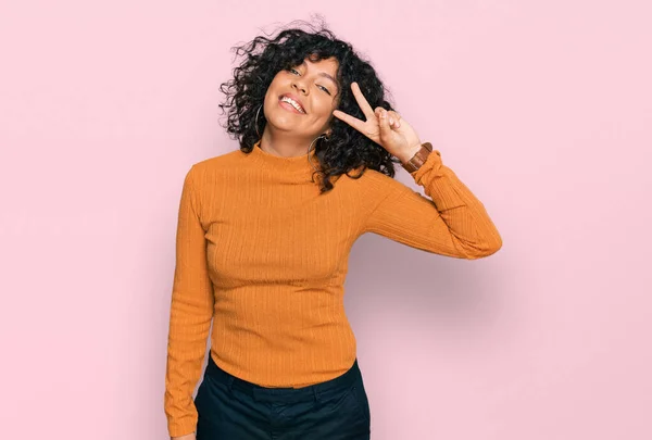 Mujer Hispana Joven Usando Ropa Casual Haciendo Símbolo Paz Con —  Fotos de Stock