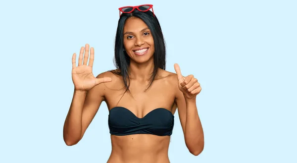 Giovane Donna Afroamericana Che Indossa Bikini Mostrando Indicando Con Dita — Foto Stock