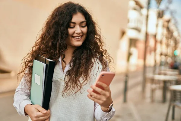 若いヒスパニック系の女性は 市内でスマートフォンを使用して幸せな笑顔 — ストック写真
