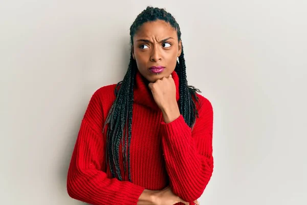 Mujer Afroamericana Vistiendo Suéter Casual Invierno Pensando Concentrada Duda Con —  Fotos de Stock