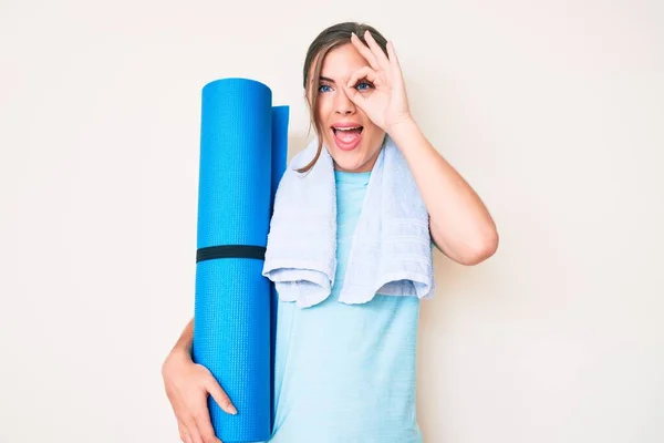 Schöne Junge Kaukasische Frau Hält Yogamatte Lächelnd Glücklich Tun Zeichen — Stockfoto