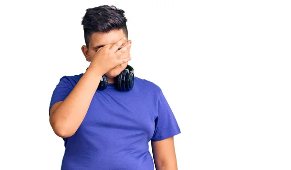 Ragazzino Ascoltando Musica Con Cuffie Stanco Sfregamento Naso Gli Occhi — Foto Stock
