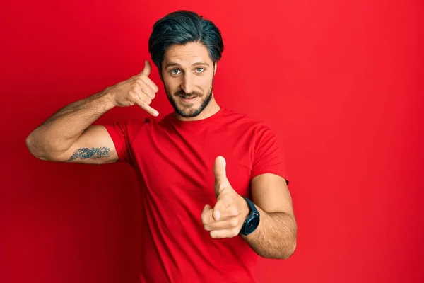 Joven Hispano Vistiendo Una Camiseta Roja Casual Sonriendo Hablando Por —  Fotos de Stock