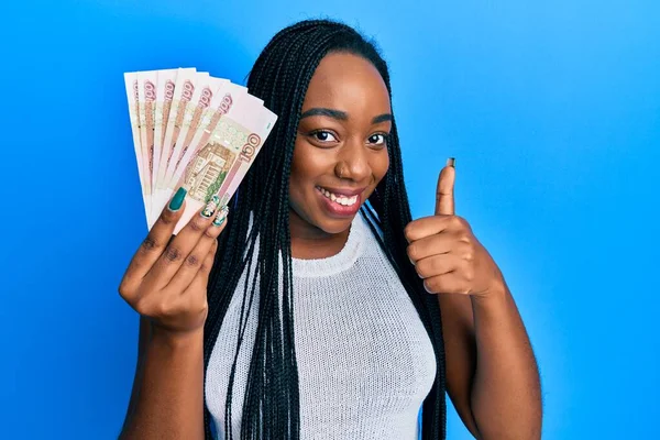 Mujer Afroamericana Joven Sosteniendo Billetes Rusos 100 Rublos Sonriendo Feliz — Foto de Stock