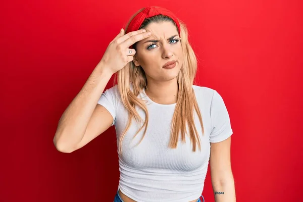 Mujer Caucásica Joven Con Camiseta Blanca Casual Señalando Infeliz Espinilla —  Fotos de Stock