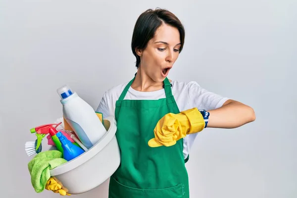 Jovem Morena Com Cabelo Curto Vestindo Avental Segurando Produtos Limpeza — Fotografia de Stock