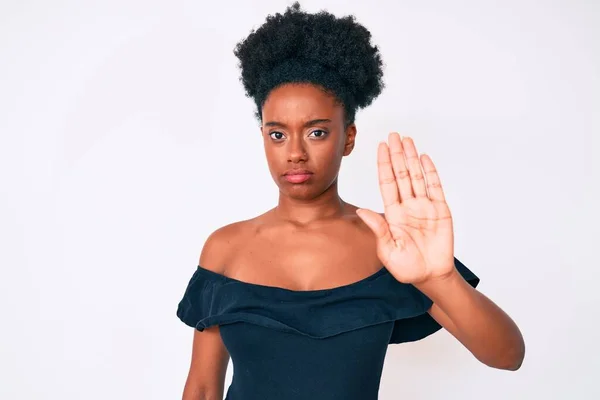 若いアフリカ系アメリカ人の女性が手の手のひらで歌うのをやめるカジュアルな服を着ている 顔に負の重大なジェスチャーで — ストック写真