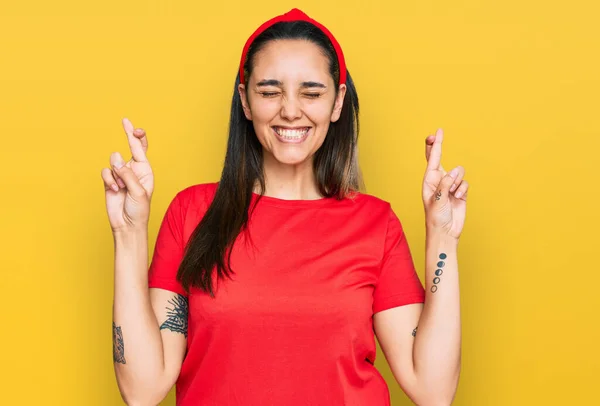Junge Hispanische Frau Lässiger Kleidung Gestikuliert Mit Erhobenem Zeigefinger Lächelnd — Stockfoto