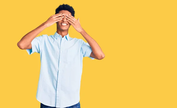 Joven Hombre Afroamericano Vistiendo Ropa Casual Cubriendo Los Ojos Con —  Fotos de Stock