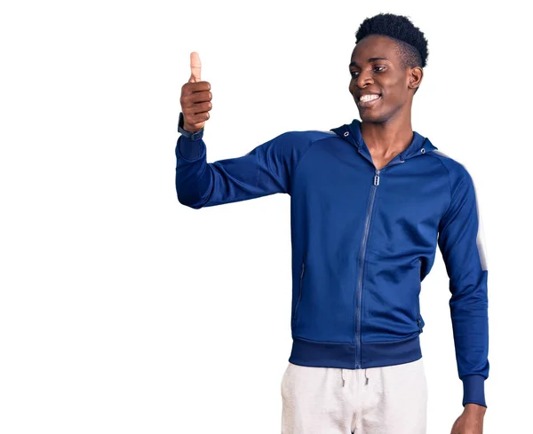 Ung Afrikansk Amerikansk Man Klädd Sportkläder Ser Stolt Leende Gör — Stockfoto