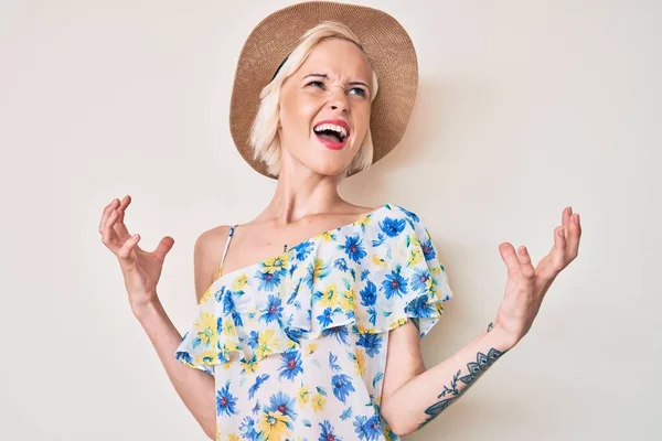 Young Blonde Woman Tattoo Wearing Summer Hat Crazy Mad Shouting — Stock Photo, Image