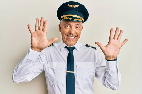 Fešák Středního Věku Dospělý Muž Sobě Letadlo Pilot Uniforma Ukazující — Stock fotografie
