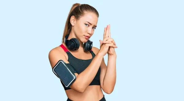 Mooie Blonde Vrouw Gymkleren Het Gebruik Van Koptelefoon Met Symbolisch — Stockfoto