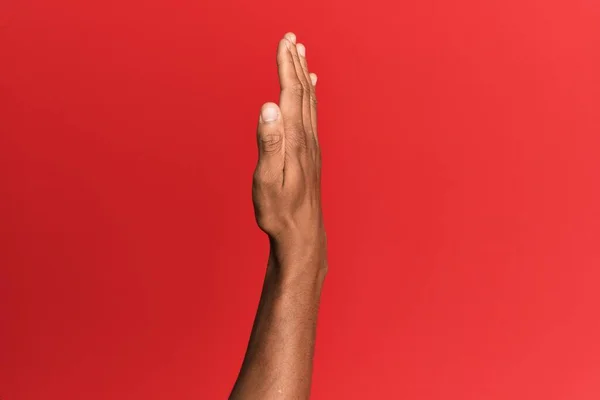 Hand Des Hispanischen Mannes Über Rotem Isoliertem Hintergrund Der Die — Stockfoto