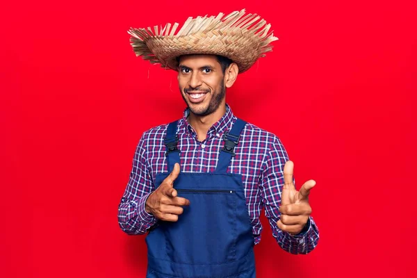 Çiftçi Şapkası Önlüğü Takan Genç Latin Adam Mutlu Komik Yüzlü — Stok fotoğraf