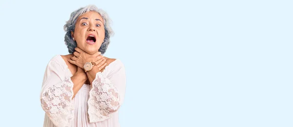 头发灰白 头戴波希米亚式大嗓门的老年妇女因痛苦窒息而窒息 健康问题 窒息和自杀的概念 — 图库照片