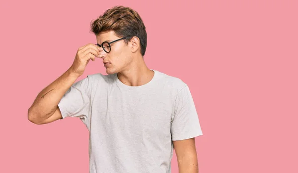 Beau Homme Caucasien Portant Des Vêtements Décontractés Des Lunettes Fatigué — Photo