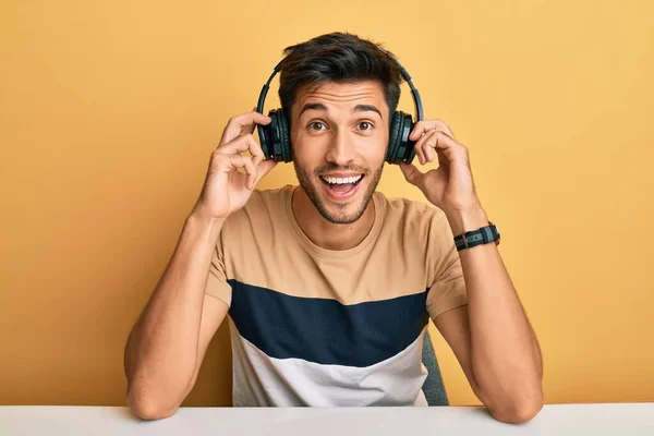 Jovem Homem Bonito Ouvindo Música Usando Fones Ouvido Celebrando Louco — Fotografia de Stock