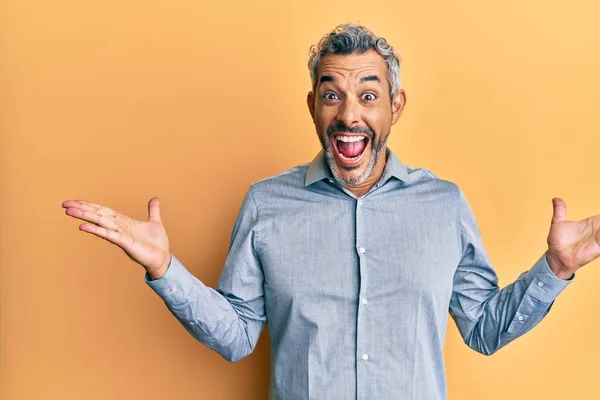 Uomo Mezza Età Dai Capelli Grigi Indossa Abiti Casual Che — Foto Stock