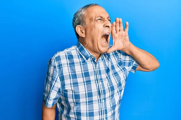 Älterer Hispanischer Mann Lässiger Kleidung Schreit Und Schreit Laut Mit — Stockfoto