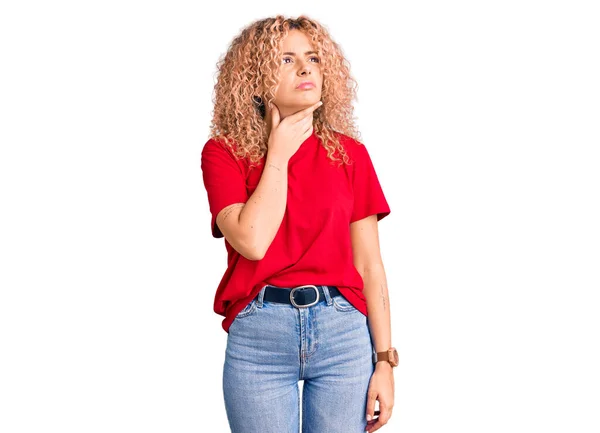 Mulher Loira Jovem Com Cabelo Encaracolado Vestindo Camiseta Vermelha Casual — Fotografia de Stock