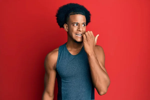 黑头发的非裔美国人穿着运动服 双手放在咬指甲的嘴上 显得紧张而紧张 焦虑问题 — 图库照片