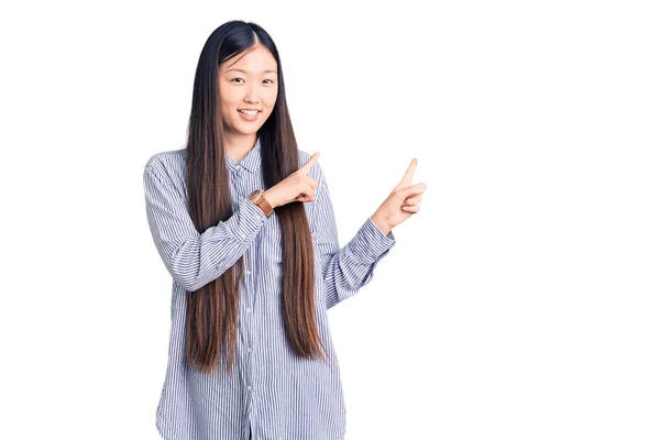 Młoda Piękna Chinka Ubrana Luźną Koszulę Uśmiechnięta Patrząca Kamerę Dwoma — Zdjęcie stockowe
