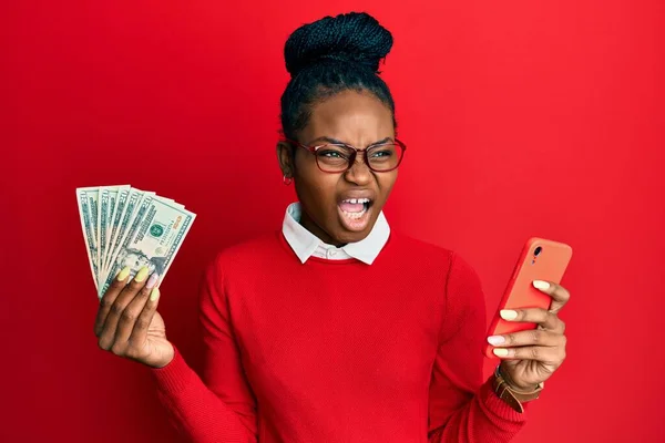 Mladá Afrikánská Američanka Používající Smartphone Držící Nás Dolary Vztekle Šíleně — Stock fotografie