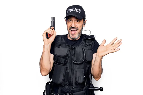 Policía Guapo Mediana Edad Vistiendo Uniforme Policía Chaleco Antibalas Sosteniendo — Foto de Stock