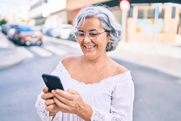 Mulher Meia Idade Com Cabelos Grisalhos Sorrindo Feliz Livre Usando — Fotografia de Stock