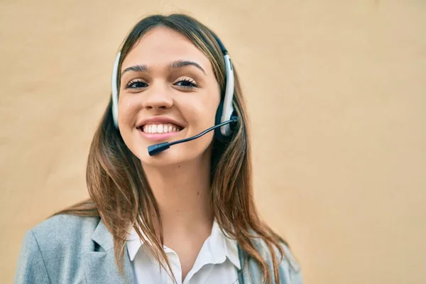 Joven Latino Call Center Aget Chica Sonriendo Feliz Usando Auriculares — Foto de Stock